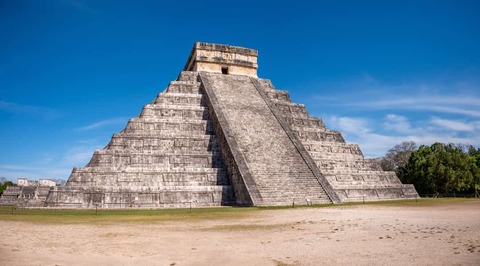 Tempel van Kukulcan Chichen Itza Yucatán in Mexico
