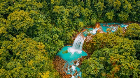 Luchtfoto turquoise waterval Rio Celeste