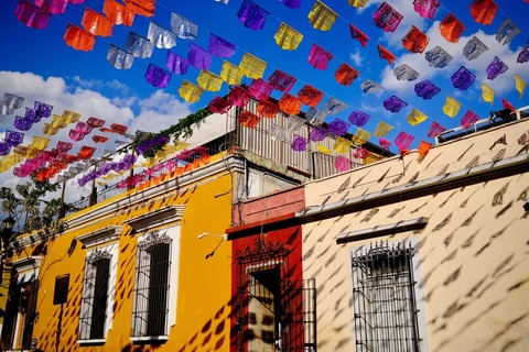Gele en Crème Gebouwen onder Papel Picado