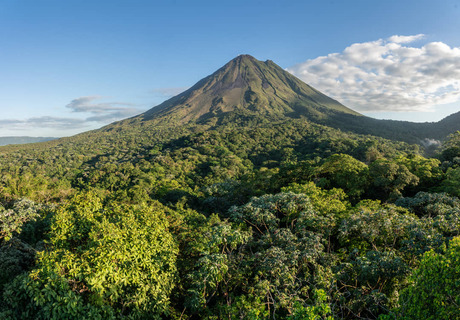 Arenal Vulkaan boven het regenwoud