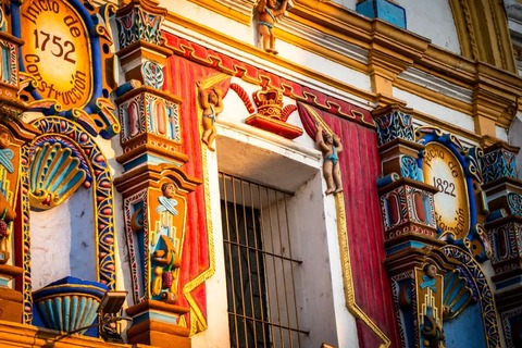 Puebla levendige gevel van een historische Mexicaanse kerk