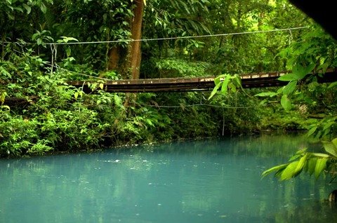 houten voetgangersbrug in Tenorio Volcano National Park
