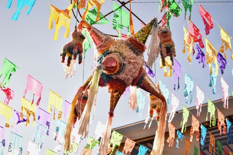 Kleurrijke Mexicaanse piñata hangen in de straten