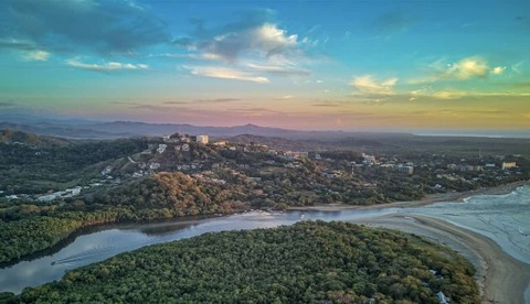 Luchtfoto vanuit de zee van Tamarindo Costa Rica