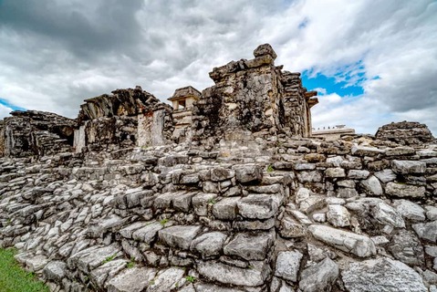 Gezicht op de archeologische site van Palenque, Mexico