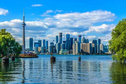 Skyline van Toronto boven het meer