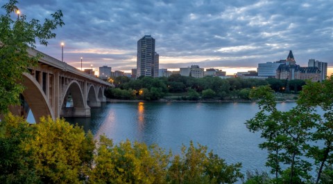 Saskatoon skyline's nachts langs de Saskatchewan River