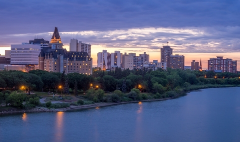 Saskatoon skyline's nachts langs de Saskatchewan River
