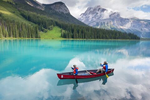 Vader en zoon kanovaren op Lake Louise Canada