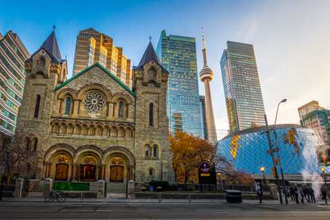 Toronto St Andrew's Presbyterian Church en CN Tower