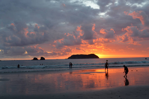 Zonsondergang strand Manuel Antonio