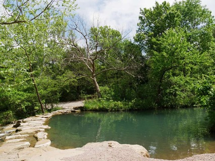 Groene waterpoelen in het Chickasaw National Recreation Area in Sulphur, Oklahoma