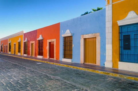 Heldere kleuren in koloniale huizen in het centrum van Campeche, Mexico.