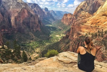 Taking In An Amazing View In Zion National Park MBUG5TX