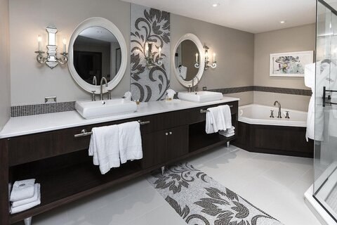 Bathroom of the Hollywood Suite The Artesian Hotel Casino