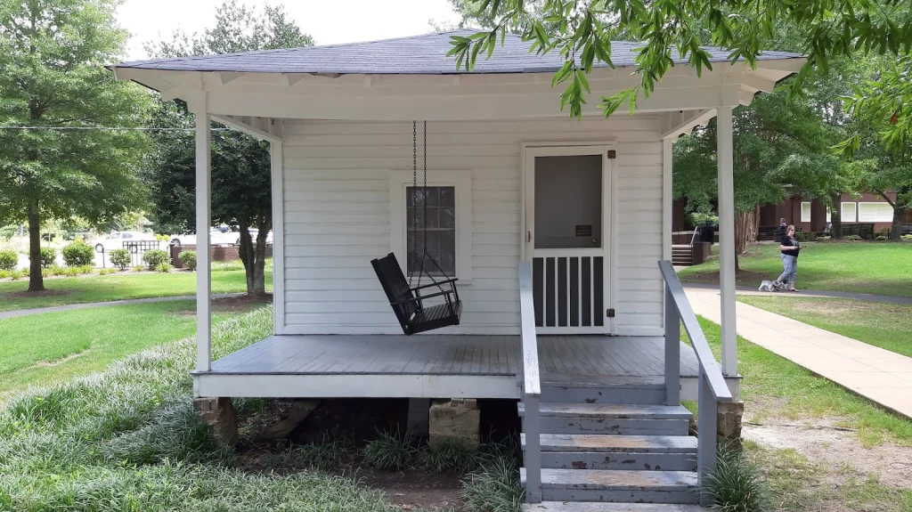 Klein wit houten huisje met veranda en schommelbank, het geboortehuis van Elvis Presley in Tupelo Mississippi