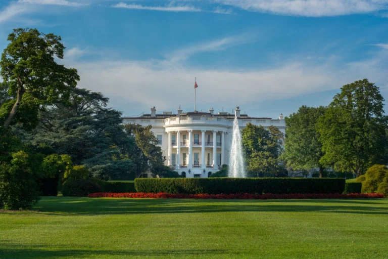 Zuidgevel van het Witte Huis in Washington D.C. met een spuitende fontein en een uitgestrekt groen gazon op de voorgrond