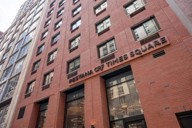 Rood bakstenen hotelgebouw met de naam Pestana CR7 Times Square op de gevel in New York