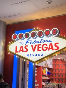 Verlicht bord met de tekst Welcome to Fabulous Las Vegas Nevada hangt binnen in een souvenirwinkel