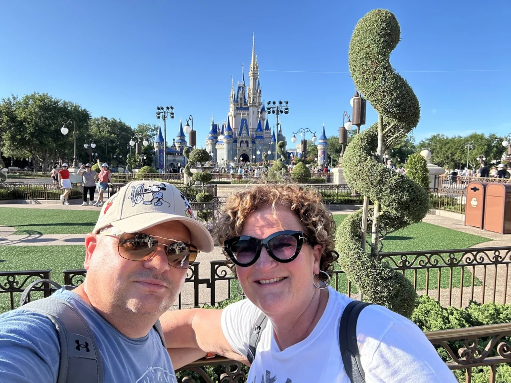 Stel poseert voor een selfie met op de achtergrond het sprookjesachtige Assepoesterkasteel in Magic Kingdom Orlando