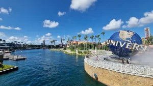 Grote blauwe wereldbol met het opschrift Universal aan de waterkant bij de ingang van het pretpark in Orlando