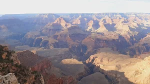 Weids panorama over de gelaagde rotsformaties en diepe kloven van de Grand Canyon vanaf een uitkijkpunt