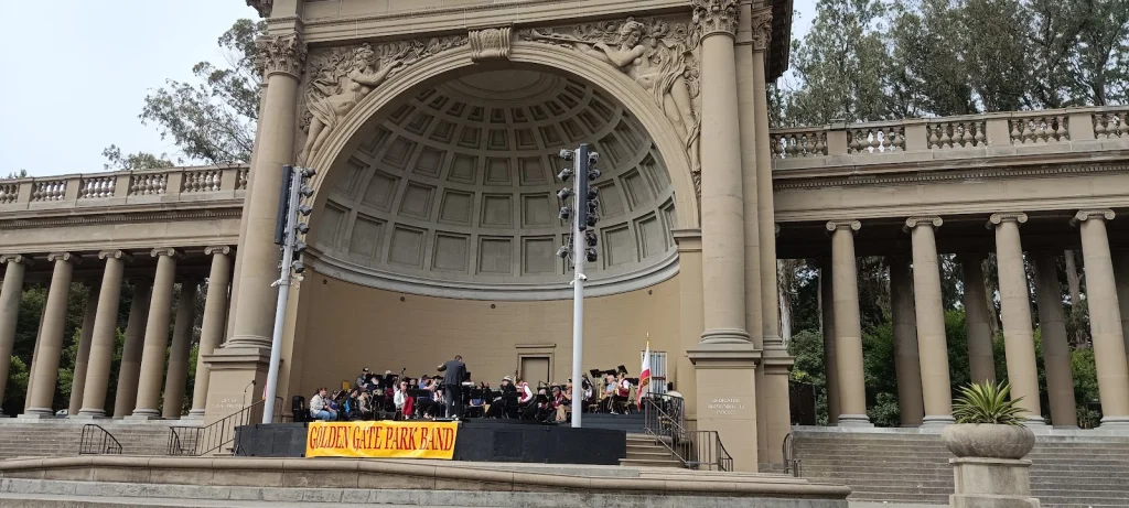 Orkest speelt op het klassieke overdekte podium van Golden Gate Park met een spandoek van de Golden Gate Park Band