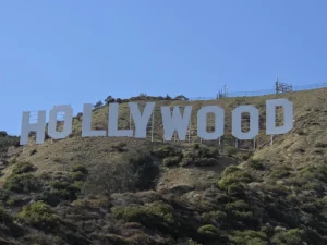 Grote witte letters van het Hollywood bord bovenop een droge heuvel bij Los Angeles onder een blauwe hemel