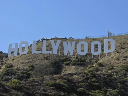 Grote witte letters van het Hollywood bord bovenop een droge heuvel bij Los Angeles onder een blauwe hemel