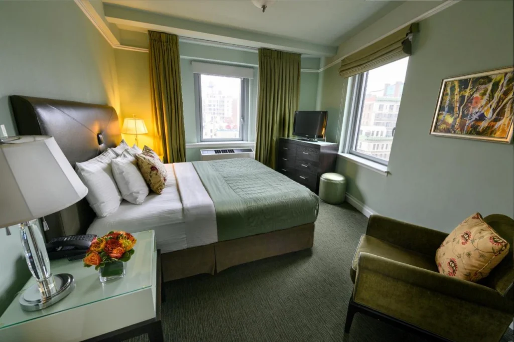 Ruime hotelkamer met kingsize bed en uitzicht op de skyline in Hotel Beacon, een viersterrenhotel op de Upper West Side van Manhattan