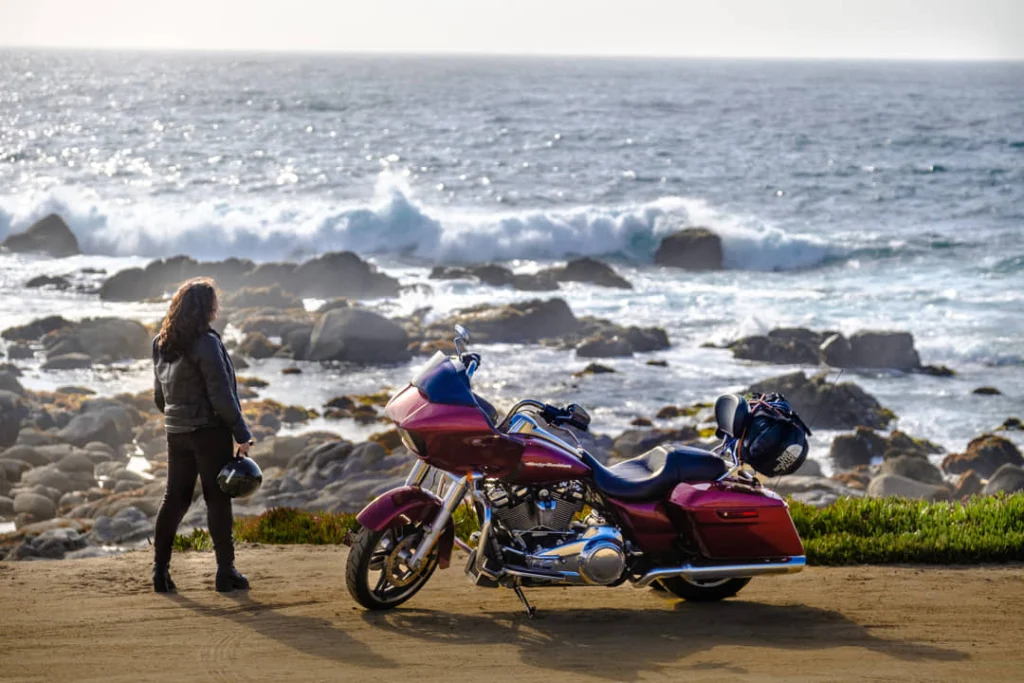 Motorrijder aan de kust van Amerika
