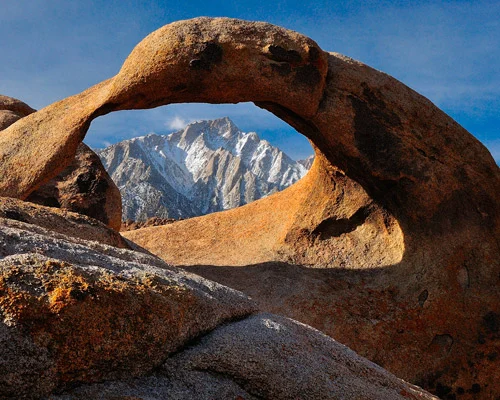 Natuurlijke rotsboog omlijst de besneeuwde top van Mount Whitney in de Alabama Hills bij Lone Pine
