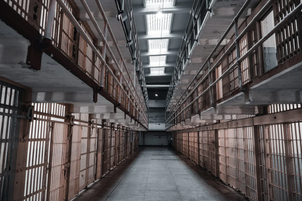 Lange gang tussen twee rijen gevangeniscellen met tralies in het voormalige cellenblok van Alcatraz Island