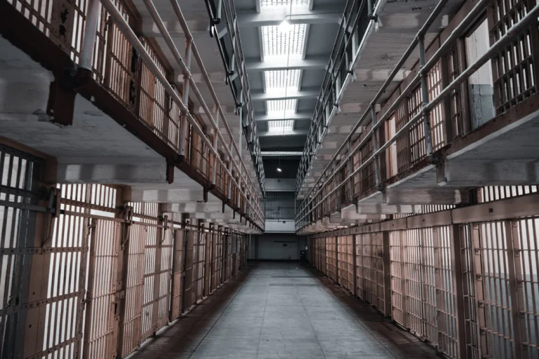 Lange gang tussen twee rijen gevangeniscellen met tralies in het voormalige cellenblok van Alcatraz Island