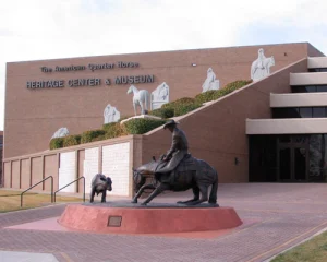 Bronzen standbeeld van een cowboy te paard voor de ingang van het American Quarter Horse Heritage Center and Museum in Amarillo in Texas
