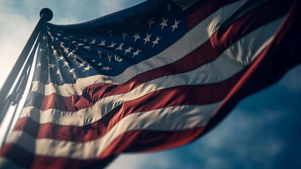 Close-up van de wapperende Amerikaanse vlag met sterren en strepen tegen een blauwe lucht, gefotografeerd van onderaf