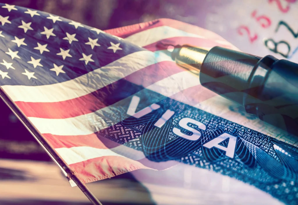 Close-up van een Amerikaans visum met stempel over een wapperende Amerikaanse vlag als symbool voor een visumaanvraag