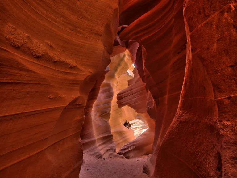 Verticaal uitzicht op de fijn gelaagde golvende roodoranje zandstenen wanden diep in Antelope Canyon