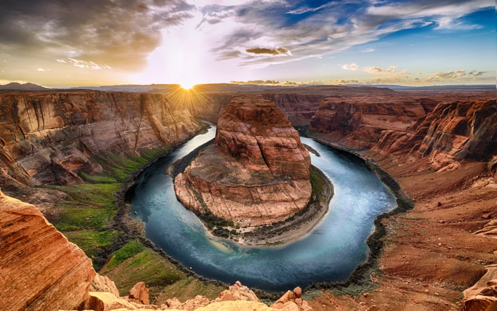 Uitzicht op de scherpe bocht van de Colorado rivier bij Horseshoe Bend in Arizona tijdens zonsopgang