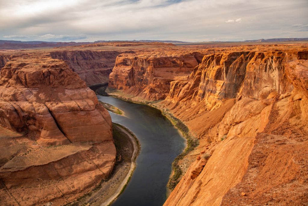 Luchtfoto van de karakteristieke hoefijzervormige bocht van de Colorado rivier tussen rode rotswanden bij Page in Arizona