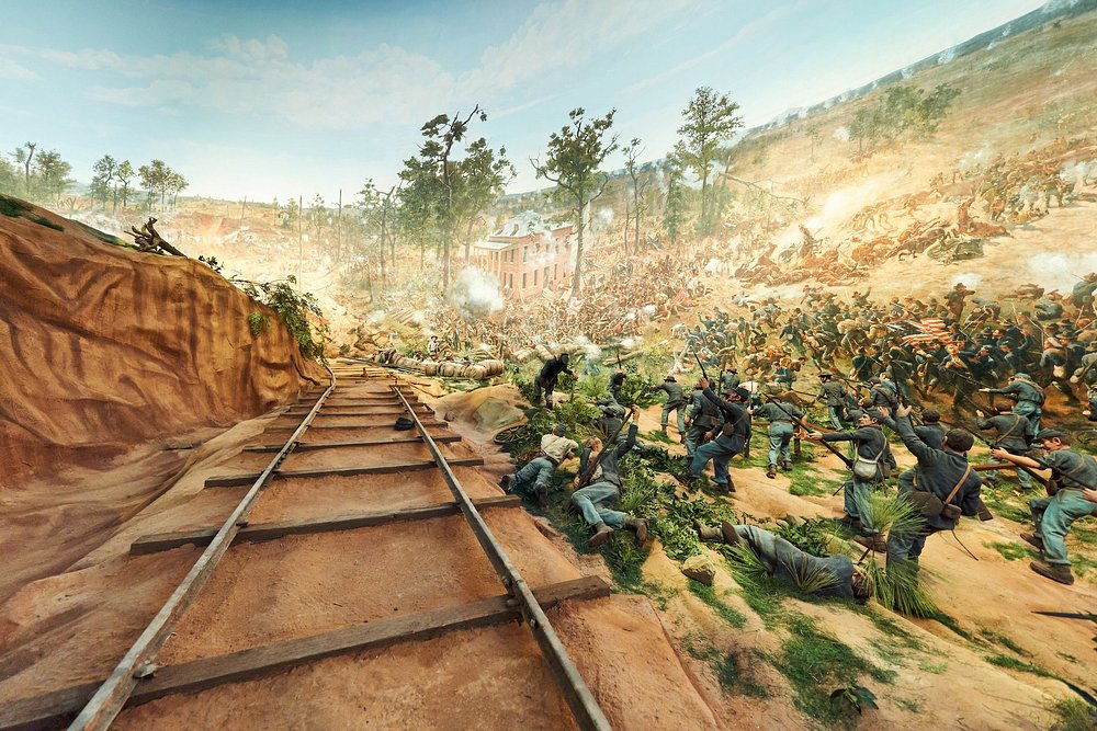 Groot panoramisch schilderij van de Slag om Atlanta met vechtende soldaten, rook en een spoorlijn op de voorgrond