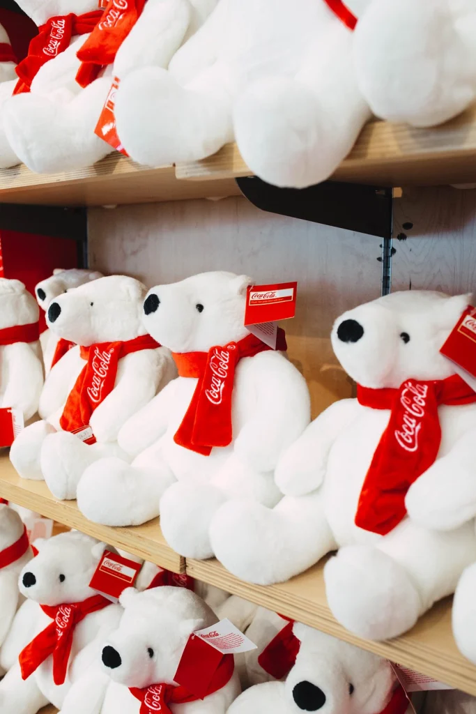 Schappen vol witte pluche ijsberen met rode Coca-Cola sjaals in de souvenirwinkel van het World of Coca-Cola museum in Atlanta