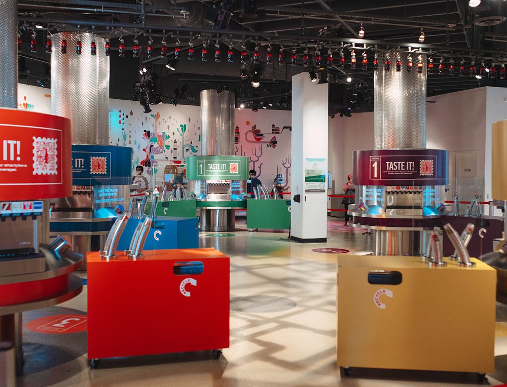 Kleurrijke proefstations met tapkranen in de proeverijzaal van het World of Coca-Cola museum in Atlanta, waar bezoekers frisdranken uit de hele wereld kunnen proeven