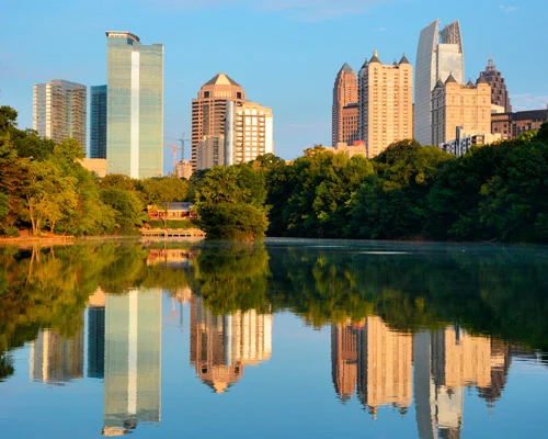 Wolkenkrabbers van Atlanta weerspiegeld in het kalme water van Lake Clara Meer in Piedmont Park, omringd door groene bomen