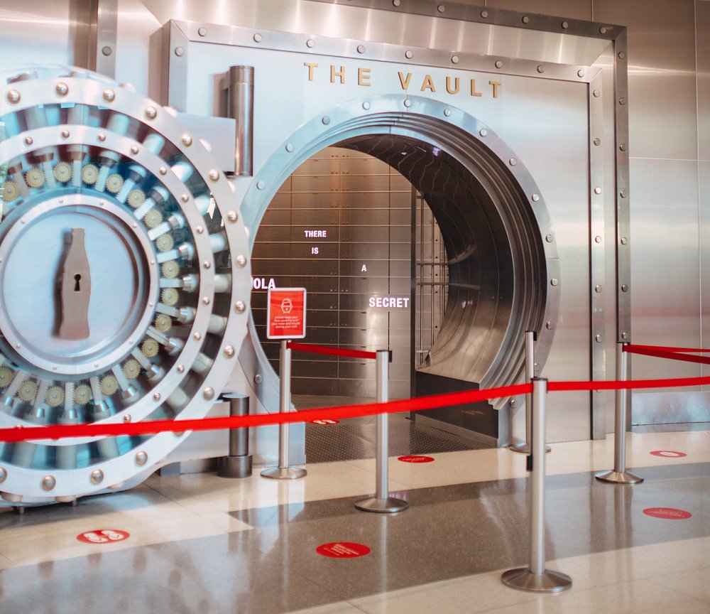 Grote stalen kluisdeur met de tekst the vault, de plek waar het geheime recept van Coca-Cola wordt bewaard, in het World of Coca-Cola museum in Atlanta