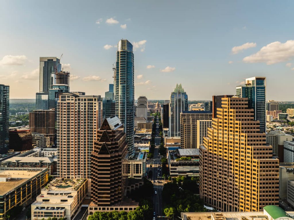 Luchtfoto van de wolkenkrabbers van Austin met de puntige Frost Bank Tower en de koepel van het Capitool