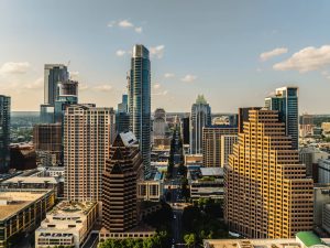 Luchtfoto van de wolkenkrabbers van Austin met de puntige Frost Bank Tower en de koepel van het Capitool