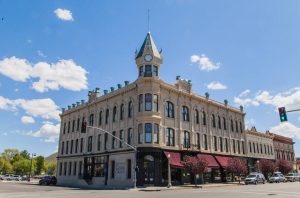 Statig negentiende eeuws hotelgebouw met sierlijke klokkentoren op de hoek van een straat in Baker City in Oregon