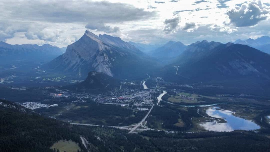 Panoramisch uitzicht vanaf een berg op het stadje Banff met rivier, meer en omliggende bergketens in Canada