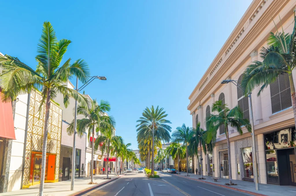 Lege winkelstraat met palmbomen en luxe winkelpanden aan weerszijden op Rodeo Drive in Beverly Hills